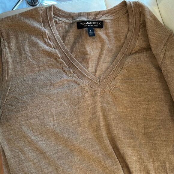 Banana republic  Marino wool  tan two-piece turtleneck and V-neck sweater set - Picture 4 of 4